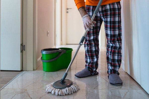 穿著室內鞋進行天然大理石清潔