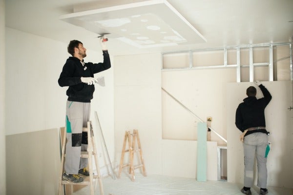 ▲毛胚屋必須基礎工程開始施作，因此工程時間較長（圖為正在進行天花板與隔間工程）