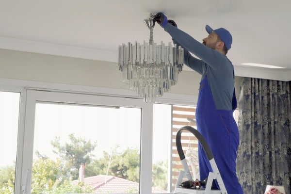 吊燈安裝流程：安裝吊燈