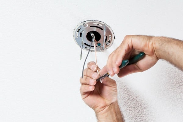 引掛器俗稱八角盒子，是安裝吸頂燈的必備零件