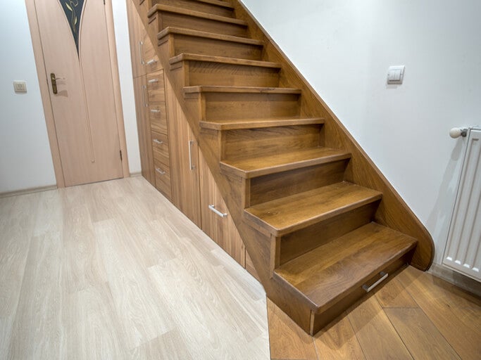 樓梯間櫥櫃設計，延伸空間感