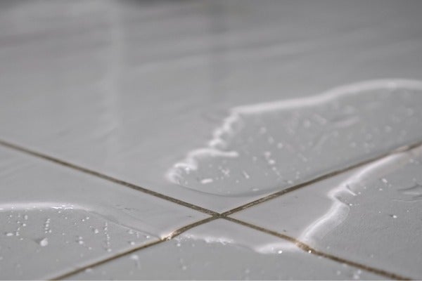 浴室磁磚的吸水率越低，越不容易藏汙納垢