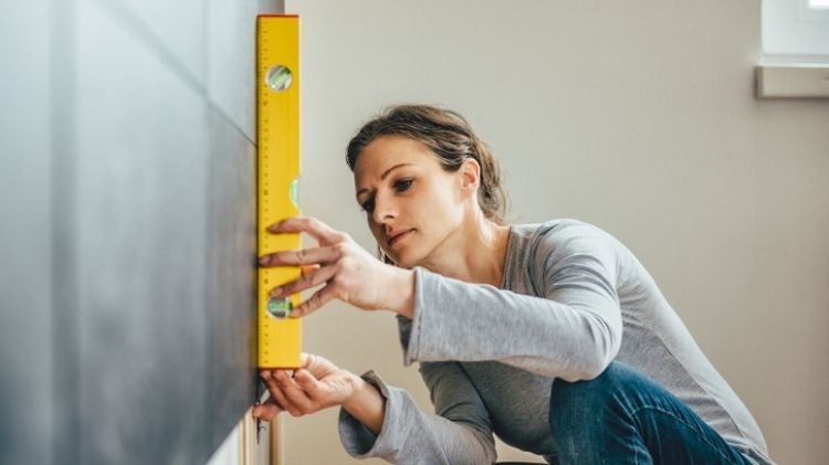 鋁門窗安裝後如何驗收：使用水平尺測量牆面角度