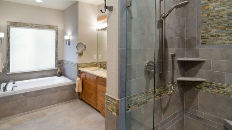 浴室板岩磚地板與牆面