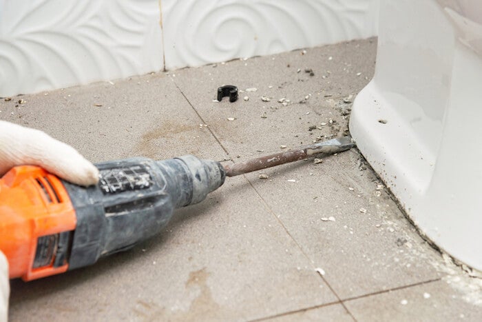 濕式工法安裝的馬桶，更換時需要拆除底部的水泥