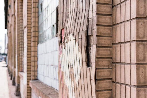 外牆漏水造成瓷磚剝落