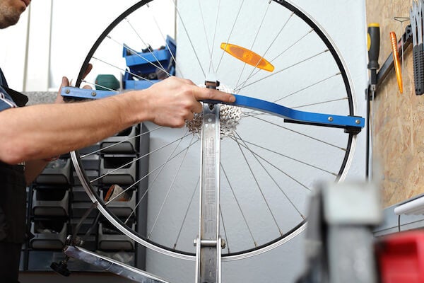 以專業校正台修正輪圈偏斜問題