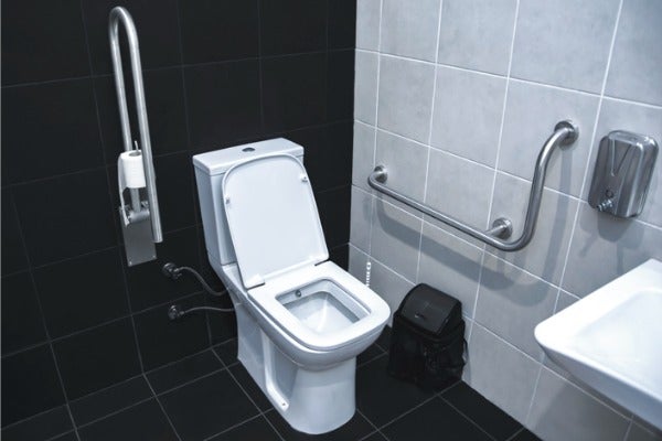 Ｌ型扶手（圖右）與U字型活動安全扶手（圖左）