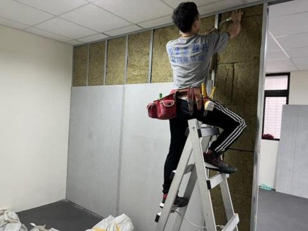 在隔間牆內填入隔音材