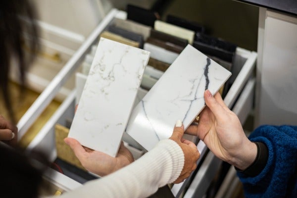 大理石電視牆設計價格：和室內設計師討論大理石電視牆的面積與用料的價差等問題