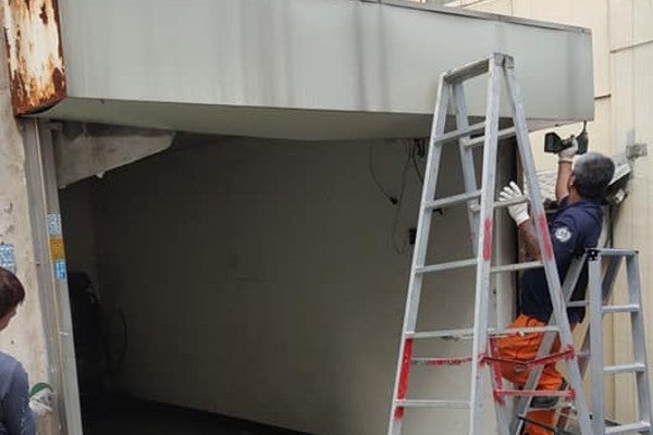 移除鐵捲門封箱與鐵架