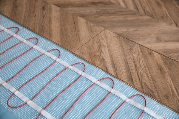 ▲木地板下方的地暖系統通常使用乾式施工法進行安裝。