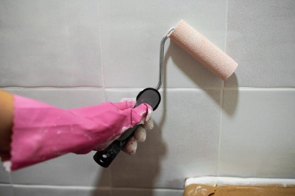 以滾筒刷塗浴室油漆