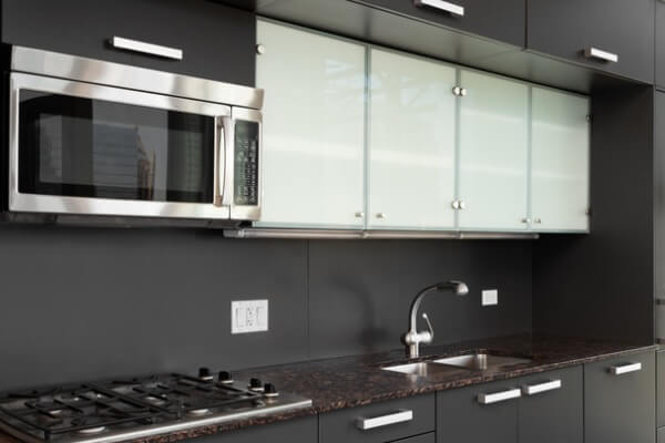 白色烤漆玻璃廚房吊櫃