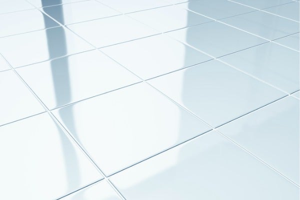 表面光滑的石英磚防滑能力較差，需要選擇有防滑處理的款式才能確保衛浴安全