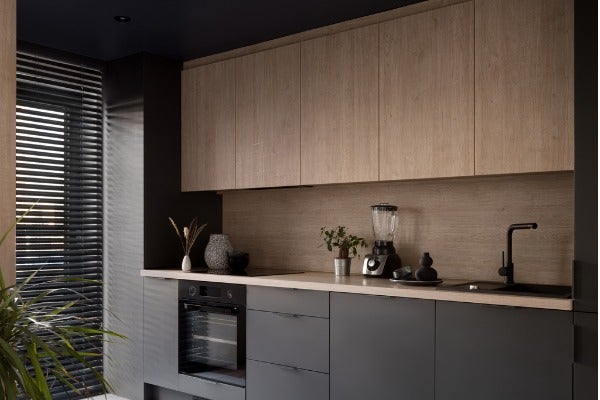 1.適宜的廚房吊櫃尺寸可以減少視覺壓迫感