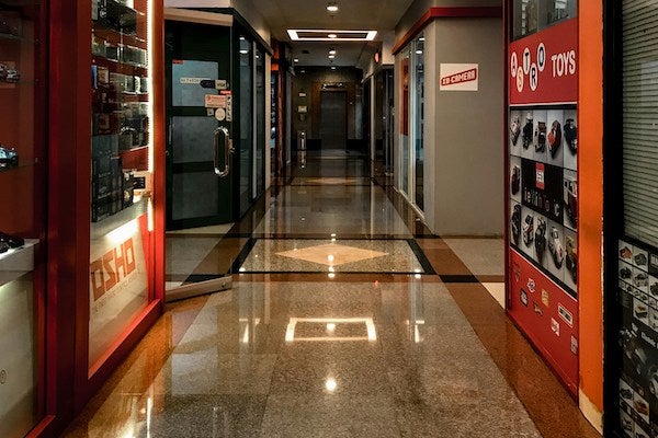 光面花崗石地板走道