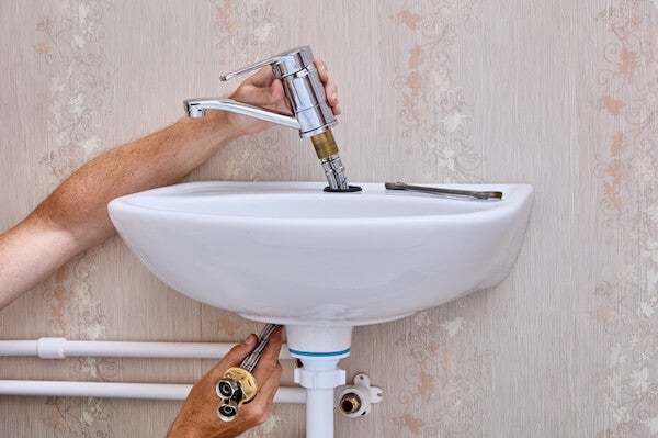請水電師傅安裝洗手台要多少錢？