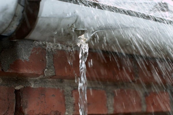 破裂的天溝水管