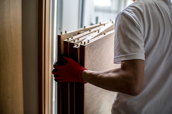 ▲若舊傢俬的體積較大，棄置前需要先清拆成小零件再搬運