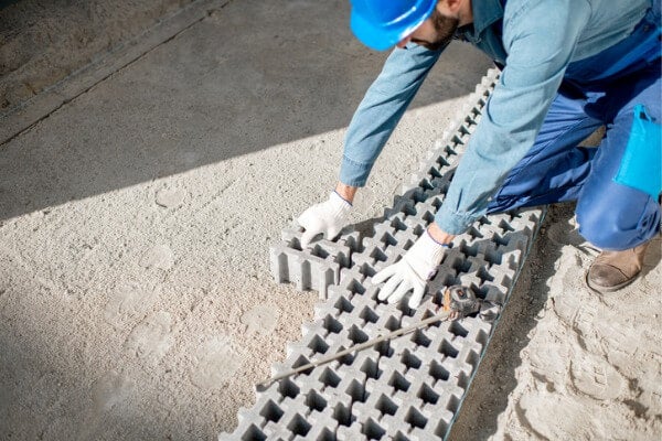 ▲鋪設植草磚（預鑄工法）