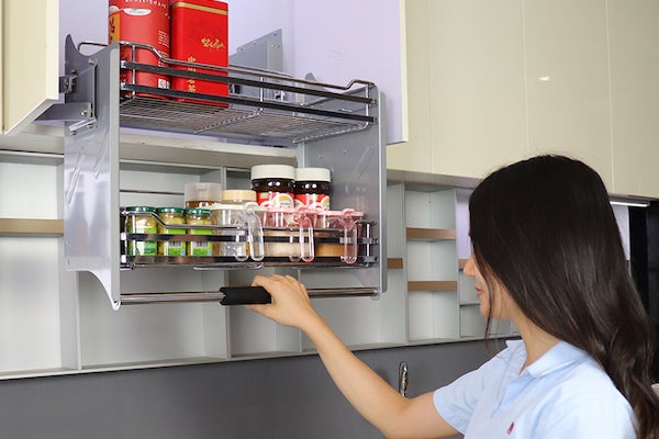 可在吊櫃中加裝升降型裝置以方便取用物品