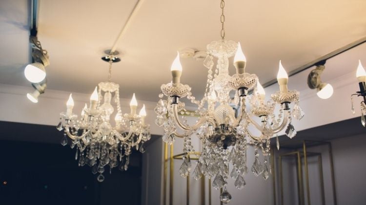 懸掛在天花板的大型水晶吊燈