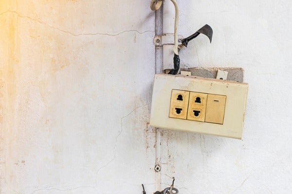 老舊泛黃的插座