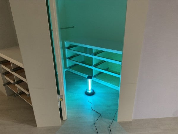 在噴塗完藥劑後，使用紫外光機照射，可以加速藥劑催化。