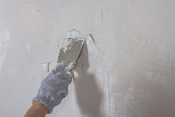 泥作工班以批土修復牆面破洞