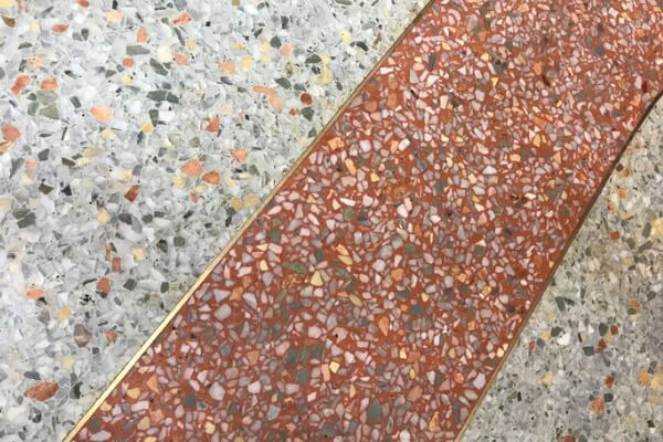 傳統 的磨石子工程通常會依照設計需求加入不同的石材種類