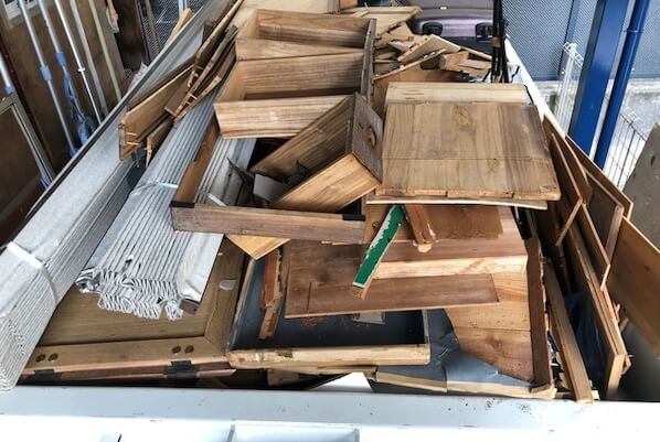 ▲完成系統櫃拆除後需要適當的處理和清運廢棄板材