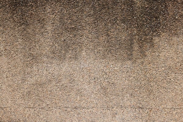 遭到水分滲入的抿石子外牆