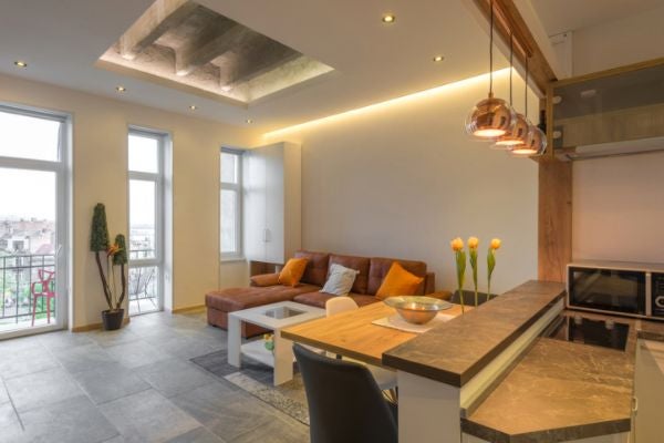 局部鏤空，具工業風設計的造型天花。