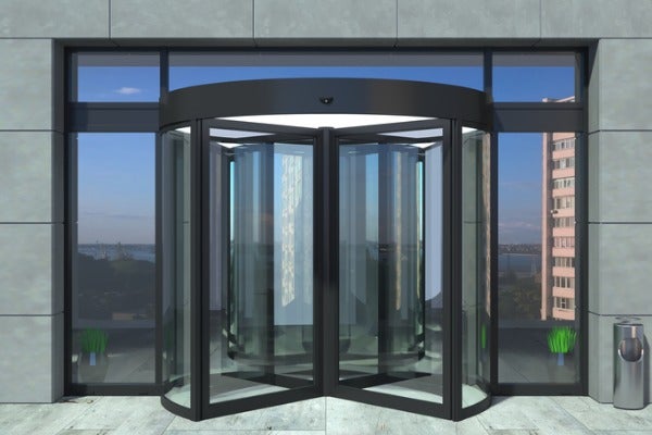 翼長過長會導致關門煞車力不足，門體運行穩定降低