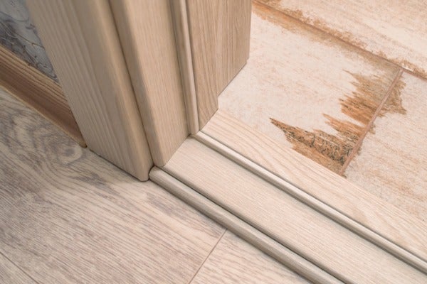 地板漏水處理流程：門檻附近的地板滲水原因是水分滲漏