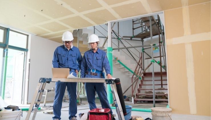 設計師正在確認裝潢與設計圖相符