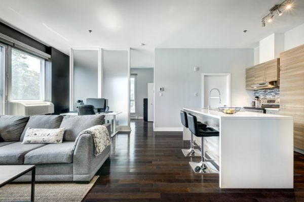 使用中島櫃隔開廚房與客廳