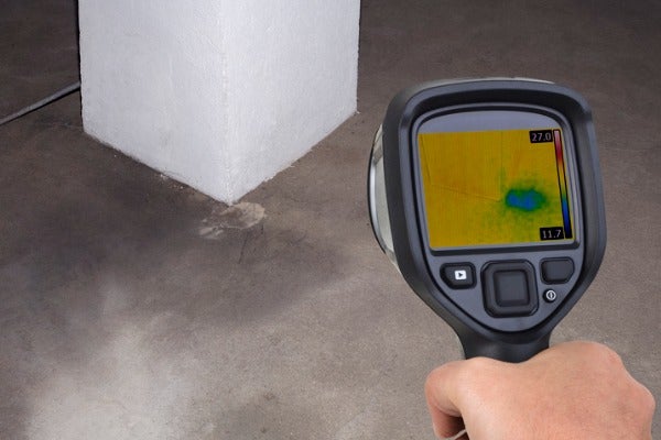 地下室漏水檢測費用：專業人員以熱像儀檢測漏水原因