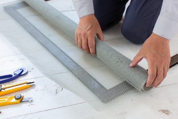 將新紗網覆蓋於紗窗上：修紗窗