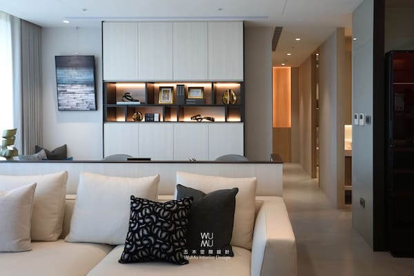 現代簡約風客廳系統櫃配色(圖片來源：五木空間室內設計 ）