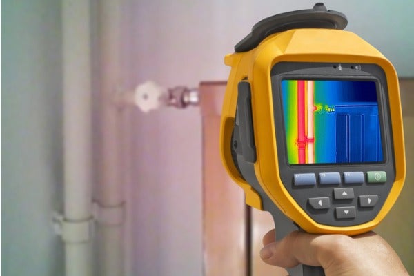 水電人員 以熱像儀找出漏水