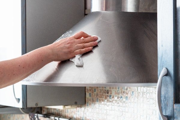 廚房油煙設備能抽走餐廳環境油垢臭味，應定期清潔