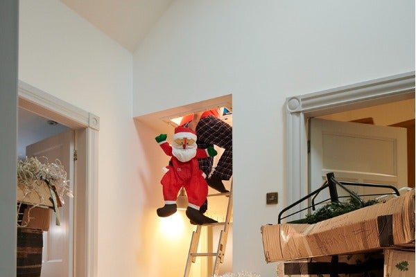 將聖誕節裝飾收進天花板收納空間