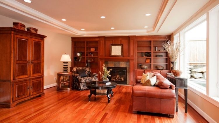 客廳木作櫃、收納櫃、電視櫃，地板為海島型木地板坪