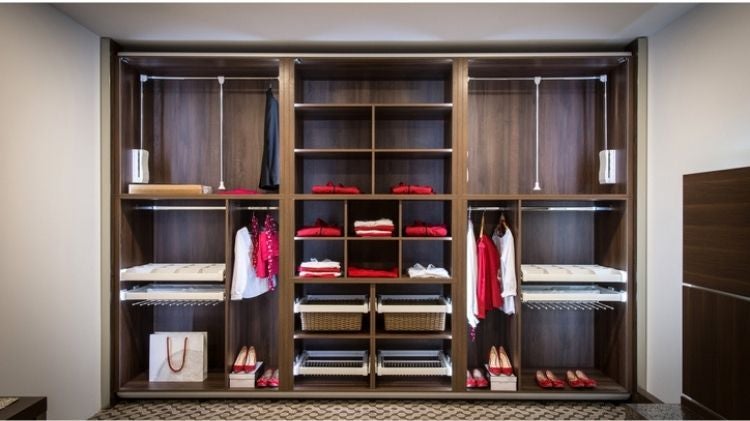 裝有特殊五金的系統衣櫃