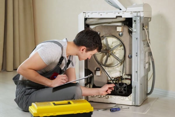 專業維修技術人員檢修洗衣機馬達與皮帶