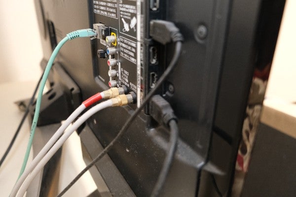 電視線材較多，容易造成周邊環境凌亂。