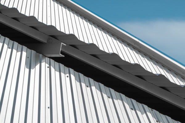 搭建雙層鐵皮屋頂有助於散熱