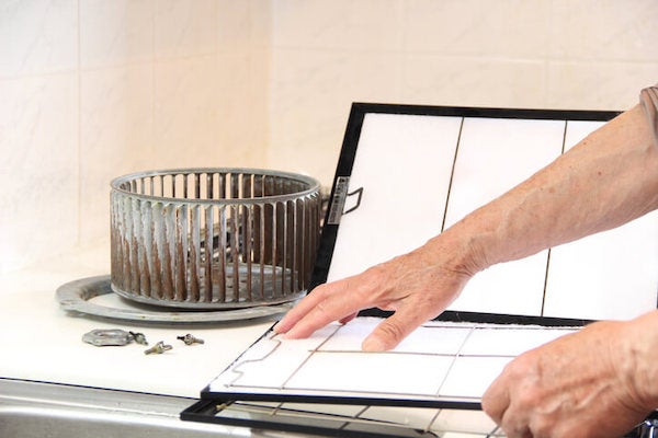 專業人士如何清洗抽油煙機：抽油煙機零件